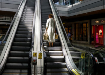 “Inflation Slowing? Fed Puts Brakes on Rate Hikes!