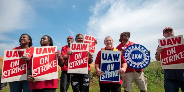 “UAW Strike Ignites: Mercedes-Benz Supplier in Alabama Joins Detroit’s Big Three in Solidarity