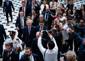 “Kevin McCarthy’s Election Ambitions Thrown Into Disarray Amidst GOP Search for New Speaker