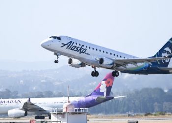 “Alaska Airlines’ Big Buy-In: A $1.9 Billion Deal for Hawaiian Airlines!