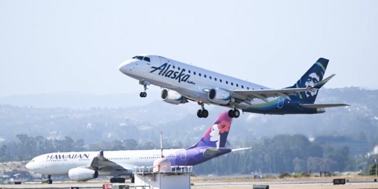 “Alaska Airlines’ Big Buy-In: A $1.9 Billion Deal for Hawaiian Airlines!