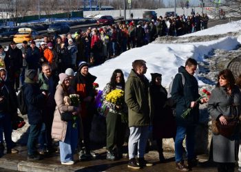 Massive Crowds Wait in Line in Moscow to Pay Respects at Navalny’s Gravesite