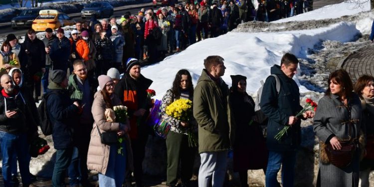 Massive Crowds Wait in Line in Moscow to Pay Respects at Navalny’s Gravesite