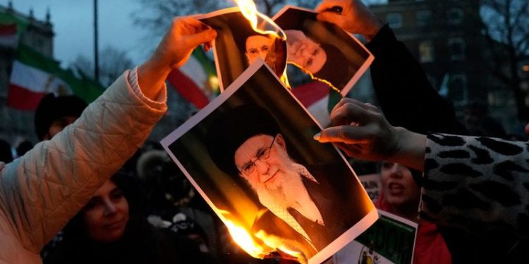 Trump threatens Iran with crushing response as Tehran denies halting protest executions